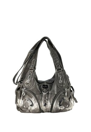 Bolso de mano de cuero negro con dobles asas, hebilla frontal, cremalleras decorativas y detalles de hardware en tono plateado.