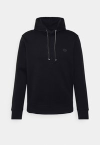 Svart luvtröja i bomull. Har en framficka, silverfärgade snoddar och en liten logotyp på bröstet. Klassisk passform.