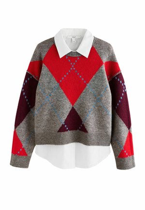 Szary sweter z dzianiny z czerwono-bordowym wzorem argyle, niebieskimi akcentami i białą koszulą z kołnierzykiem nałożoną pod spodem. Krótki fason z prążkowanym wykończeniem.