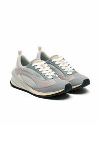 Baskets grises et roses combinant mesh et daim, avec un design à lacets et une semelle extérieure noire en caoutchouc texturée.