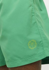 Jack & Jones JPSTFIJI JJSWIM SOLID  - Short de bain - green bee