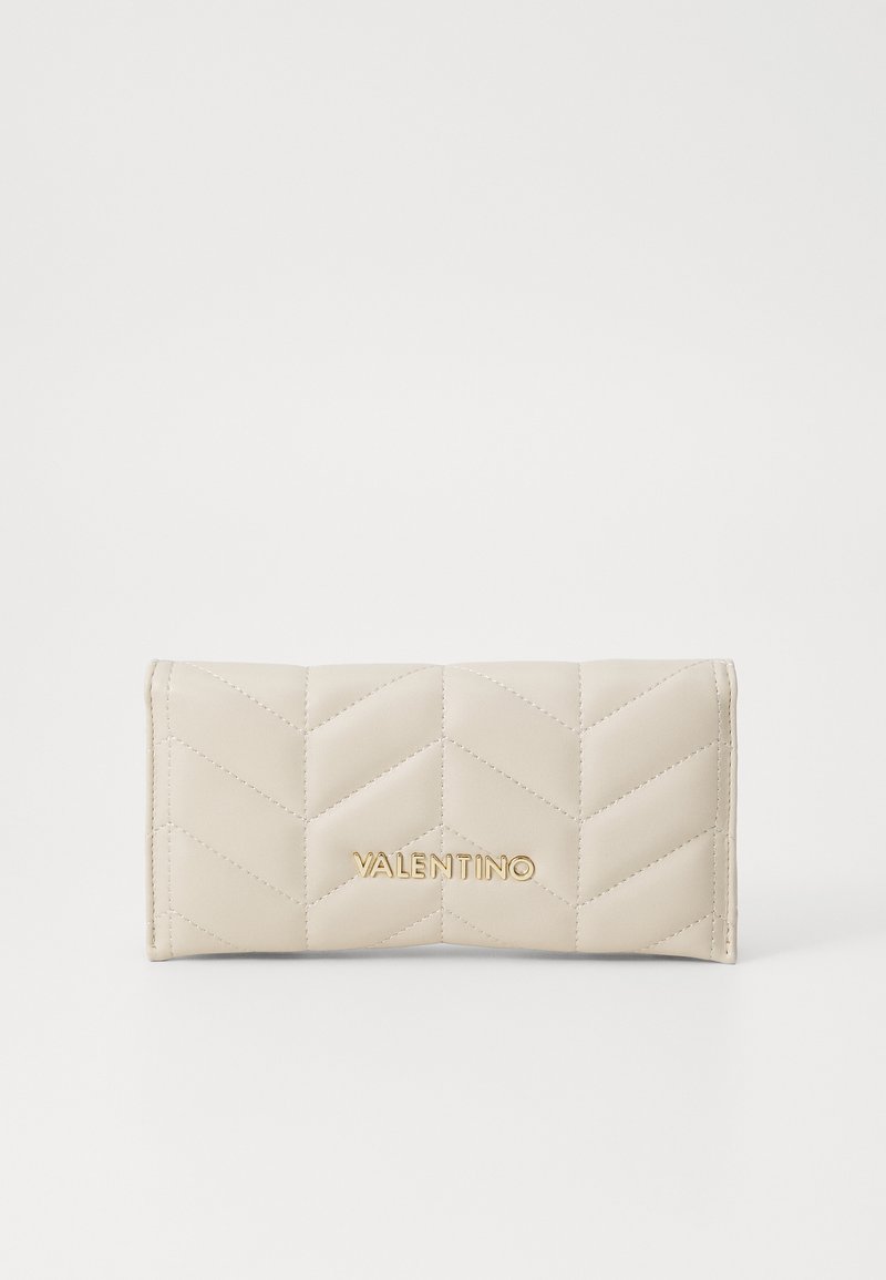 Bež novčanik s ukrasnim prošivenim uzorkom u obliku chevrona, sa zlatnim logotipom "VALENTINO". Glatka tekstura, pravokutni oblik i čiste ivice.