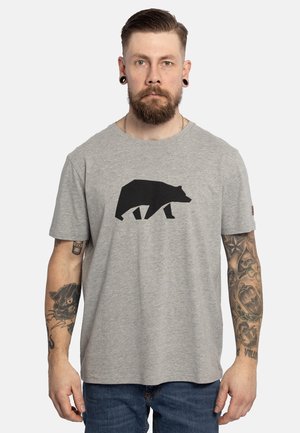 Grijze katoenen t-shirt met een silhouetprint van een zwarte beer op de voorkant. Korte mouwen en een relaxte pasvorm, met zichtbare tatoeages op de arm.