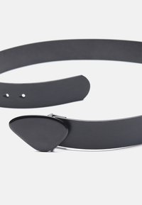 Svart läderbälte med en slät yta, utrustat med en triangelformad metallspänne och en minimalistisk design.
