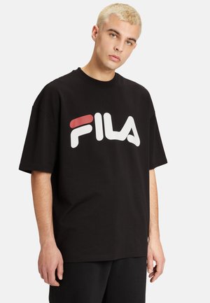 T-shirt in cotone nero con grande logo FILA bianco e accento rosso. Vestibilità rilassata e maniche corte, texture morbida, scollo rotondo.