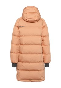 Veste matelassée de couleur pêche avec une capuche ajustée, un design matelassé et des poignets gris. Présente un logo sur le haut du dos.