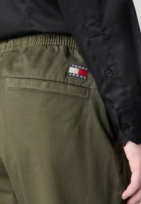 Tommy Jeans AUSTIN - Bukse - fatigue green