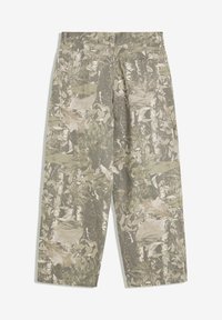 Achteraanzicht van losse pasvorm broeken met een groen, beige en grijs blader- en boscamouflagepatroon, voorzien van twee achterzakken en riemlussen.