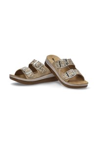 Sandalias beige con dos correas ajustables que presentan un patrón de hojas, montadas sobre una suela contorneada para mayor comodidad y soporte, sobre un fondo liso.