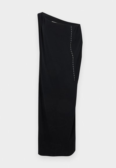 Juoda suknelė su asimetriniu dekolte, turinti šoninės sklendės ir vertikalių dekoratyvinių studų palei vieną pusę. Pagaminta išlengvos, švelnios medžiagos.