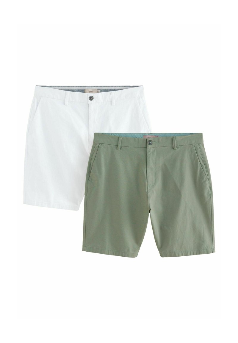 Dos pares de pantalones cortos: uno blanco y otro verde oliva. Ambos cuentan con bolsillos frontales y cierre de botón, hechos de una tela liviana.