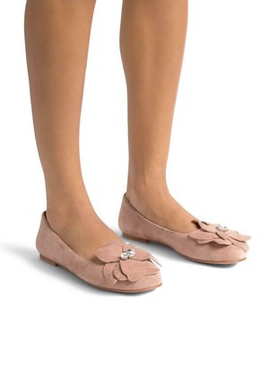 Ballerines en suède rose avec un grand accent floral au centre en strass. Les chaussures ont un bout arrondi et une semelle plate.