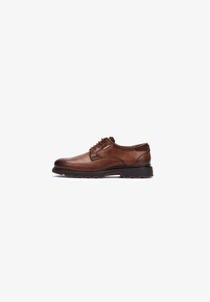 Zapato de vestir de piel marrón con puntera redondeada, diseño con cordones, superficie texturizada y suela de goma resistente para un mejor agarre y durabilidad.