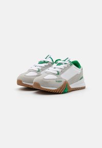 Zapatillas deportivas blancas y grises con acentos verdes, con un upper de ante y malla, cierre de cordones y suela de goma texturizada.
