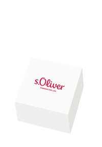 Caja rectangular blanca con tapa, que presenta el texto rojo "s.Oliver" y "FASHION FOR LIFE" impreso en una fuente negrita en la parte frontal.