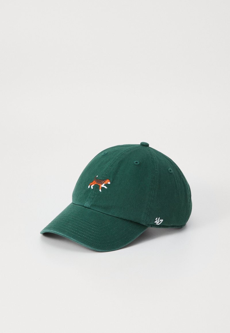 Casquette de baseball vert foncé avec petit chien brodé en train de marcher sur le devant et logo blanc près du bord de la visière.