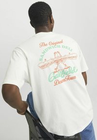 Hvid bomulds t-shirt med en farverig grafisk print på ryggen med teksten "The Original Sandwich Deli" og "Garfield Downtown".