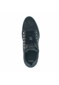 Sneaker in pelle grigia scura con punta arrotondata, dotato di occhielli in metallo, lacci e suola in gomma bianca. Logo visibile sulla linguetta.