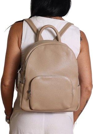 Zaino in pelle beige con forma arrotondata, tasca anteriore con zip e spallacci regolabili. Superficie testurizzata e manico superiore per una facile portabilità.