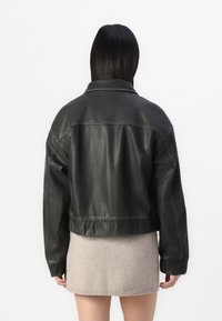 Object OBJSCARLET BIKER - Giacca in similpelle - black