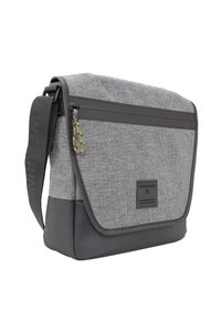 Szara torba na ramię z gładkim czarnym dnem, z klapą, boczną kieszenią na zamek i paskiem na ramię z logo.