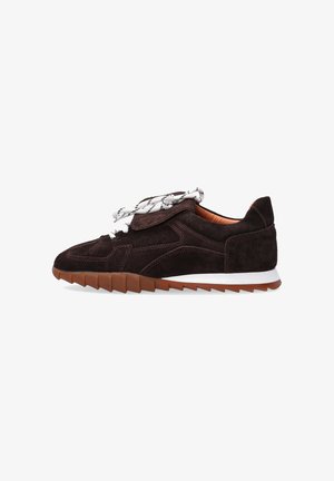Braune Wildleder-Sneaker mit weißem und schwarzem gemustertem Schnürsenkel, Gummisohle und kantigem Design. Verfügt über einen gepolsterten Kragen und kontrastierende Nähte.