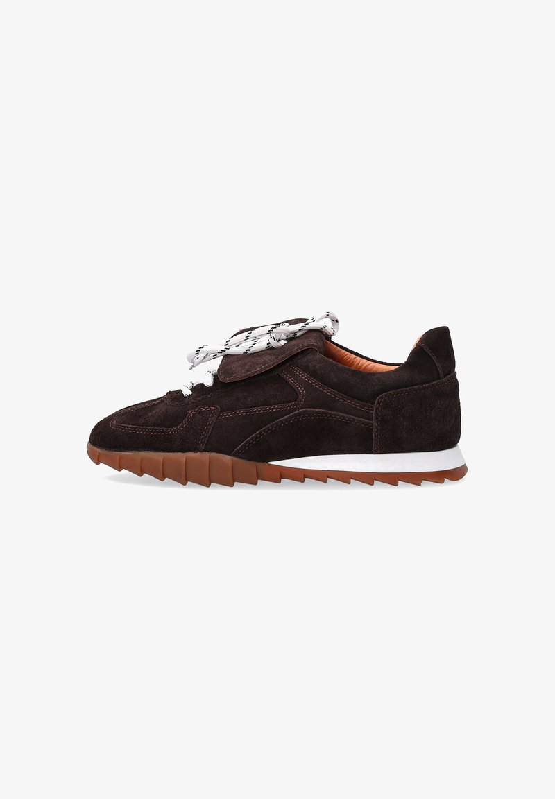Brune suede sneakers med hvide og sorte mønstrede snørebånd, gummisål og vinklet design. Har en polstret krave og kontrastsyet.
