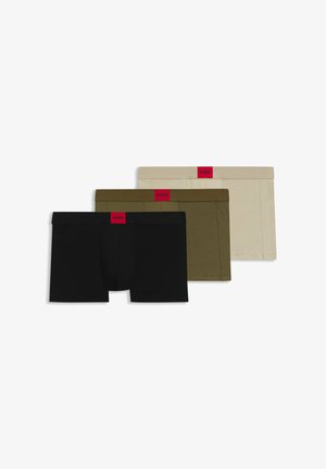 Trois paires deboxers Hugo en noir, vert olive et beige. Chacune présente une ceinture de marque avec un logo rouge et un tissu lisse.