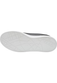 Semelle extérieure de basket noire avec une semelle en caoutchouc blanche. Présente une surface texturée avec des motifs géométriques pour l'adhérence et la stabilité. Perforations pour la respirabilité.