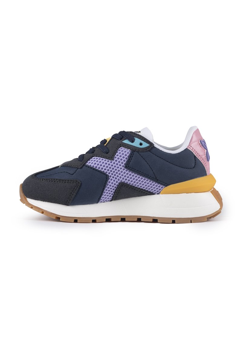 Sneaker blu navy e viola con materiali in rete e suede, dotata di una suola intermedia bianca, suola in gomma e dettagli pastello sul tallone e sulla linguetta.
