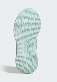 Gumená podrážka topánky v svetlo mätovej zelenej farbe s textúrovanými vzormi na lepší záber a miernym zakrivením, ktorá má uprostred oválny zárez pre lepšiu ohybnosť.