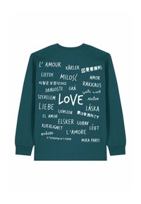 Chemise manches longues vert foncé avec le mot "love" imprimé en plusieurs langues et polices différentes en blanc sur le dos.