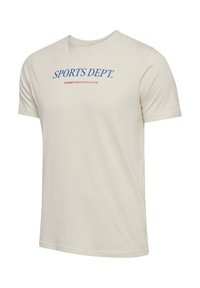 Lys beige bomulds T-shirt med "SPORTS DEPT." i blå og "hummel PERFORMANCE" i rød. Klassisk rund hals, korte ærmer, afslappet pasform.