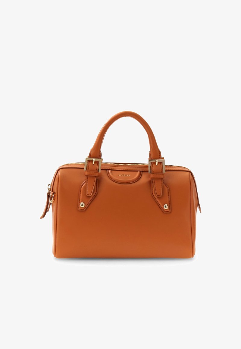 Sac à main en cuir marron avec double poignées, détails en boucle dorée et fermeture éclair supérieure, marqué "GUESS" au centre avant.