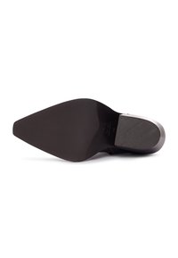 Semelle de chaussure à talon noir avec une forme pointue, finition lisse et un motif de grip texturé près du talon. Marquage clair visible près des orteils.