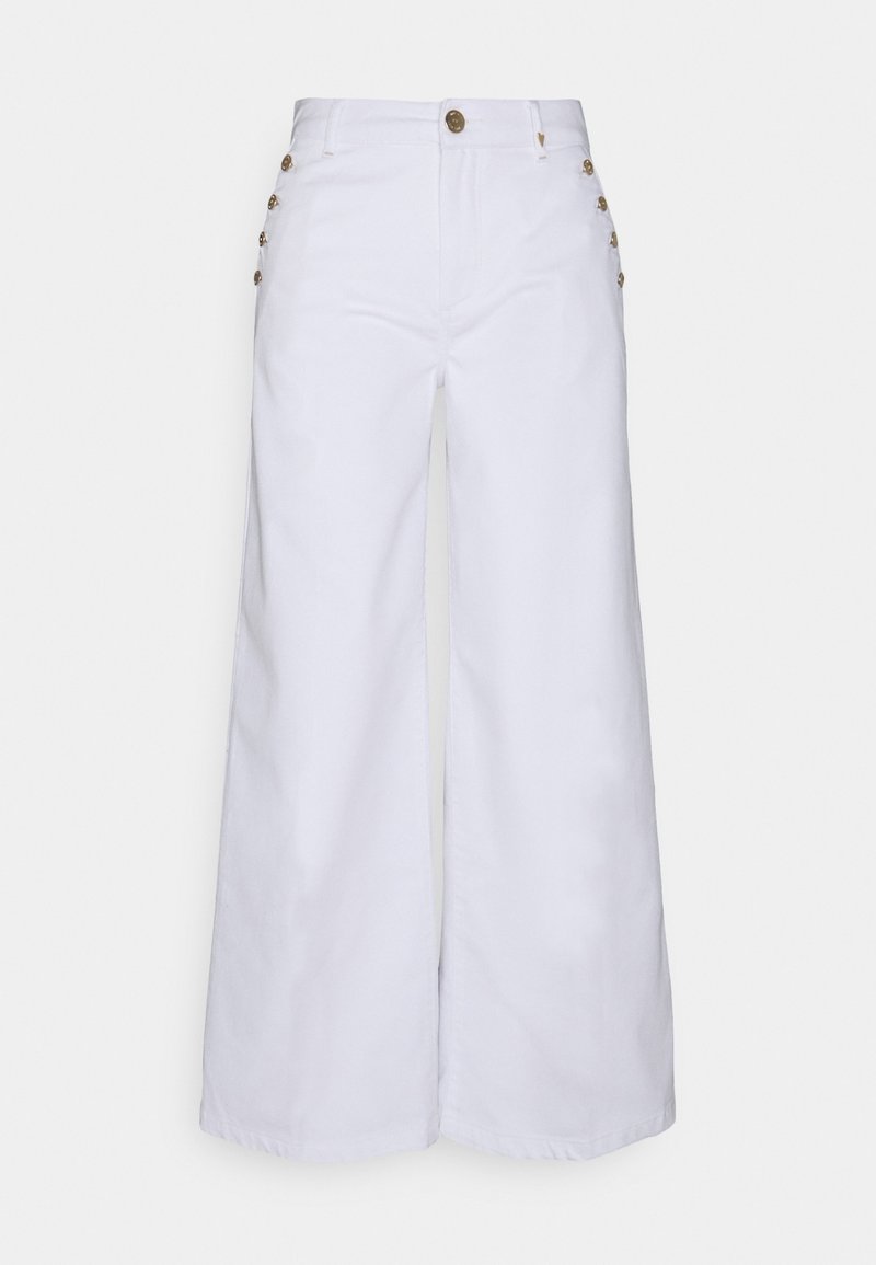 Pantalon blanc à jambes larges et taille haute, fabriqué en denim. Doté de boutons en métal doré le long du côté pour la fermeture et le détail.