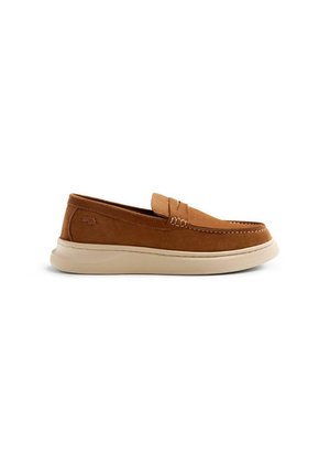 Zapatos marrones de ante sin cordones con una suela de goma crema, que cuentan con costuras decorativas y un logo sutil en el lateral.