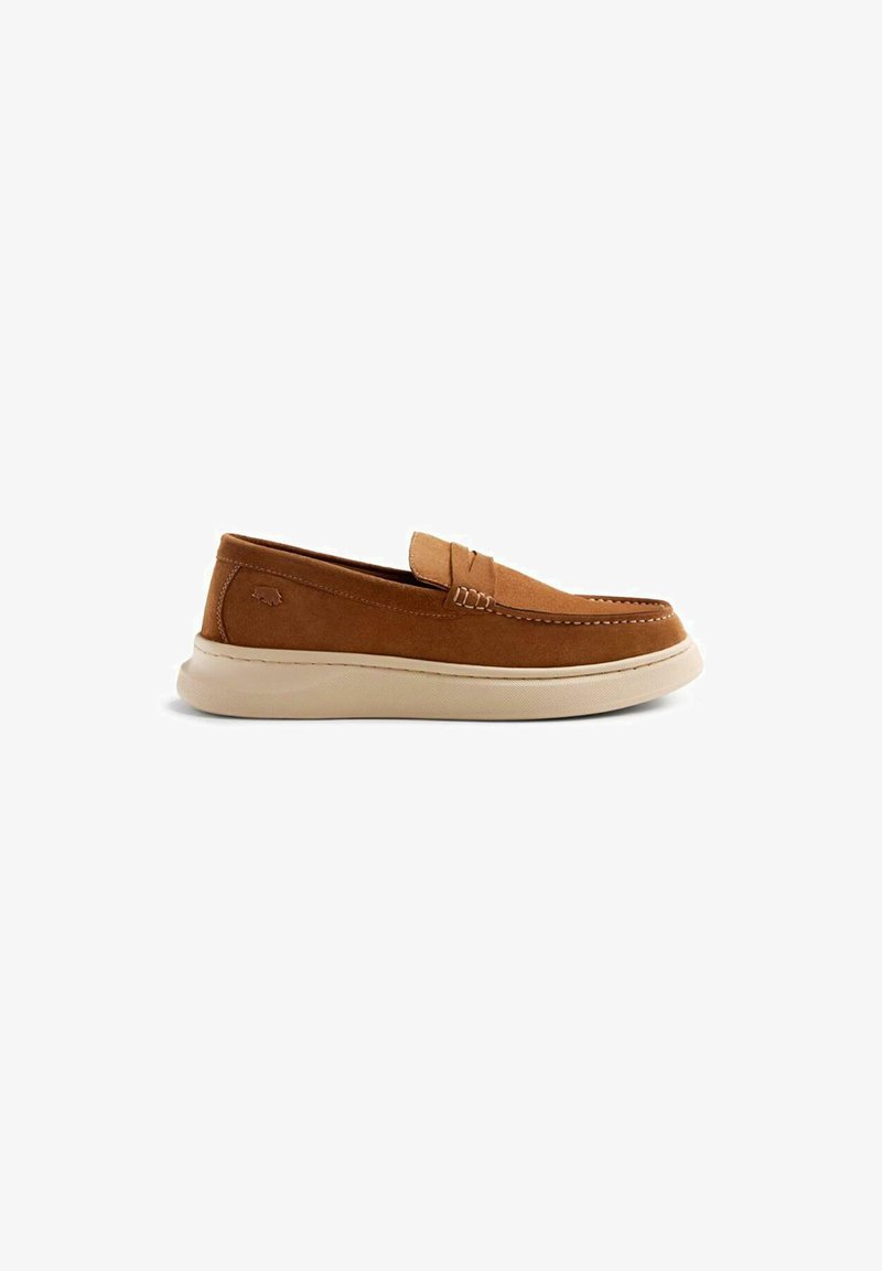 Scarpe slip-on in suede marrone con suola in gomma crema, caratterizzate da cuciture decorative e un logo sottile sul lato.