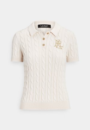 Πόλο μπλούζα με πλέξη καλώδιο σε κρεμ χρώμα, με γιακά, τρία κουμπιά και χρυσό κεντημένο λογότυπο στο στήθος. Κοντά μανίκια, ριμπ τελείωμα.