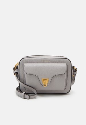 Grå tekstureret læder skuldertaske med frontlomme med klaffelåg og guldfarvet lås, justerbar rem og lynlås på toppen.