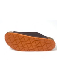 Scarpa marrone senza lacci con una suola in gomma arancione testurizzata che presenta un motivo geometrico, sottopiede in sughero e design superiore senza cuciture.