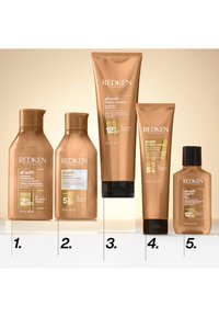 Seria Redken All Soft: pięć produktów w butelkach i tubkach w kolorze złotym. Zawiera szampon, odżywkę, kurację i krem bez spłukiwania.