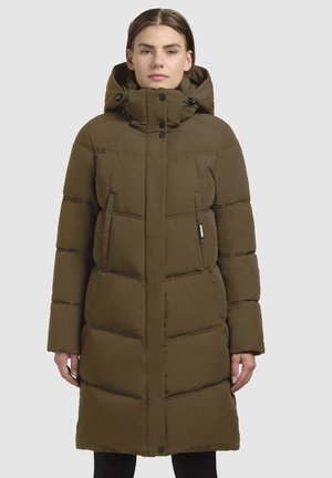 Khaki pufferjas met een capuchon, voorzien van een gewatteerd ontwerp, grote zijzakken en knoopdetails langs de sluiting. Zachte textuur.