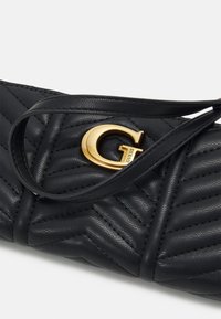 Schwarze, gesteppte Lederhandtasche mit einem goldenen G-Logo-Akzent, ausgestattet mit strukturierten Streifen und elegantem, flachem Tragegurt.