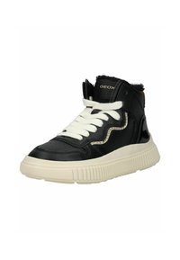 Zapatilla alta de piel negra con cordones blancos, suela beige, punta redondeada y detalles texturizados; presenta el logo de Geox en la lengüeta.