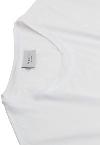 T-shirt bianca a maniche corte realizzata in tessuto morbido, con scollo rotondo e un'etichetta con "PEROFIL X-TOUCH" sulla cucitura interna.