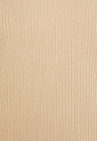 Beige Rippstoff mit vertikalen Streifen, der eine weiche Textur und eine dehnbare Passform aufweist, ideal für enganliegende Bekleidungsanwendungen.