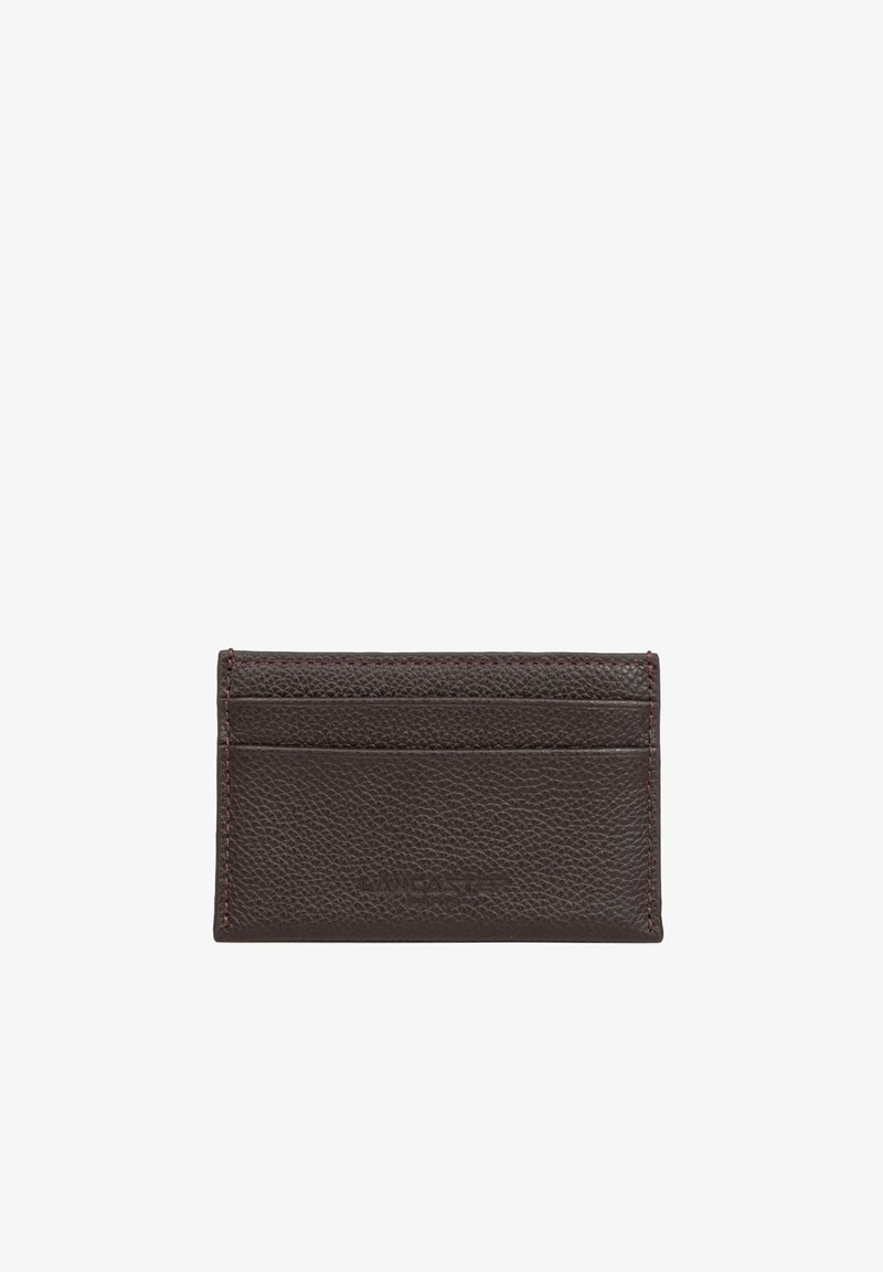 Porte-cartes en cuir marron foncé texturé avec trois emplacements horizontaux pour cartes et un logo en relief discret au centre à l'avant.