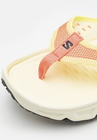 Salomon REELAX BREAK 6.0 - Vaikščiojimo sandalai - salmon/yellow