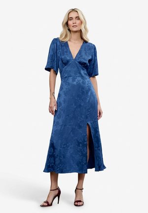 Satynowa niebieska sukienka z krótkimi bufkami, dekoltem w kształcie litery V oraz rozcięciem sięgającym uda. Ozdobiona subtelnym kwiatowym wzorem i gładką fakturą.